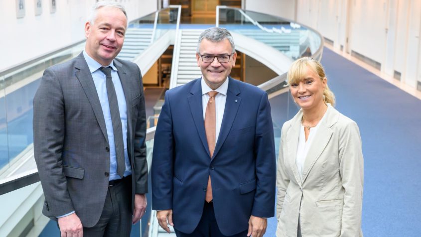 In der Staatskanzlei (v.l.n.r.): Dr. Wolf Osthaus (Senior Director Global Affairs DACH, Benelux & Nordics bei Netflix), Medienminister Dr. Florian Herrmann und Katja Hofem (Vice President Content DACH bei Netflix).