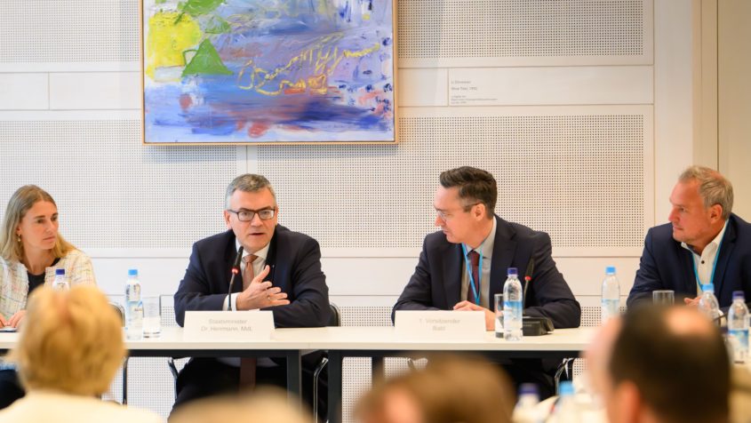 Staatsminister Dr. Florian Herrmann, 2. von links, im Gespräch mit dem Landesvorstand des Bayerischen Realschullehrerverbands e.V. in der Staatskanzlei.