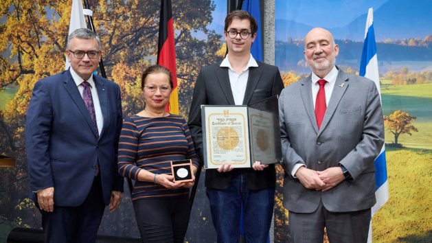 Feierstunde zur Ehrung von zwei Gerechten unter den Völkern aufgenommen am 17.10.2025 in der Bayerischen Vertretung in Berlin. Copyright: Bayerische Staatskanzlei. Fotograf: Marc Beckmann, marcbeckmann.com, +49 (0) 170 20 48 427. Nutzungshinweis: Diese Terminfotos sind nur zur redaktionellen Verwendung bestimmt. Falls eine andere Verwendung gewünscht wird, kontaktieren Sie bitte presse-berlin@stk.bayern.de