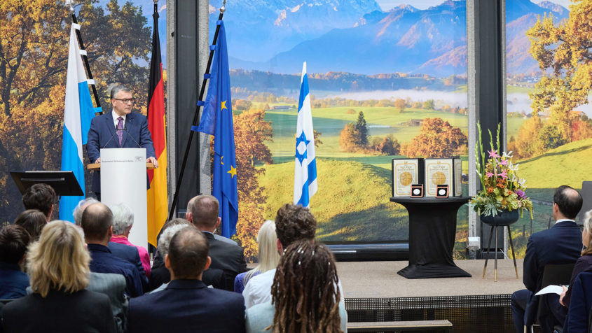 Feierstunde zur Ehrung von zwei Gerechten unter den Völkern aufgenommen am 17.10.2025 in der Bayerischen Vertretung in Berlin. Copyright: Bayerische Staatskanzlei. Fotograf: Marc Beckmann, marcbeckmann.com, +49 (0) 170 20 48 427. Nutzungshinweis: Diese Terminfotos sind nur zur redaktionellen Verwendung bestimmt. Falls eine andere Verwendung gewünscht wird, kontaktieren Sie bitte presse-berlin@stk.bayern.de