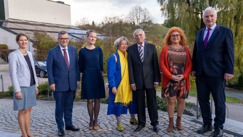 251024_Forschungs- und Reflexionslabors Demokratiebildung Uni Passau_FR_1 Auftaktveranstaltung der neuen universitären Einrichtung „Forschungs- und Reflexionslabor Demokratiebildung“ an der Universität Passau unter anderem mit Staatsminister Dr. Florian Herrmann (2. von links), der Leiterin des Forschungs- und Reflexionslabors Demokratiebildung, Prof. Dr. Inken Heldt (3. von links), der Vorstandsvorsitzenden der Reiner und Elisabeth Kunze-Stiftung, Renate Braun (Mitte), dem Gründer der Reiner und Elisabeth Kunze-Stiftung, Dr. h. c. Reiner Kunze (3. von rechts), der 4. Bürgermeisterin der Stadt Passau, Erika Träger (2. von rechts), und dem Präsidenten der Universität Passau, Prof. Dr. Ulrich Bartosch (rechts). © Universität Passau/Schwarz