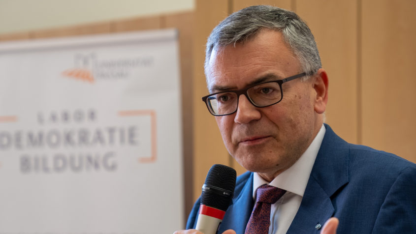251024_Forschungs- und Reflexionslabors Demokratiebildung Uni Passau_FR_4 Staatsminister Dr. Florian Herrmann: