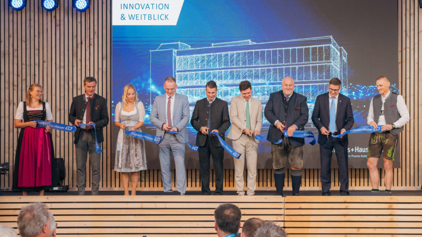 251024_Endress+Hauser Wetzer GmbH + Co. KG_FR-1 Eröffnung des neuen Produkt- und Entwicklungszentrums von Endress+Hauser Wetzer GmbH + Co. KG unter anderem mit Harald Hertweck (Endress+Hauser Temperature+System Products Managing Director), Sandra Genge (Verwaltungsrat Endress+Hauser Gruppe), Dr. Peter Selders (Endress+Hauser Chief Executive Officer), Europaminister Eric Beißwenger, Pirmin Joas (Bürgermeister Nesselwang), Matthias Altendorf (Vorsitz Verwaltungsrat Endress+Hauser Gruppe) und Rainer Kühnel (Endress+Hauser Temperature+System Products - Director Operations). © Endress+Hauser Wetzer GmbH + Co. KG