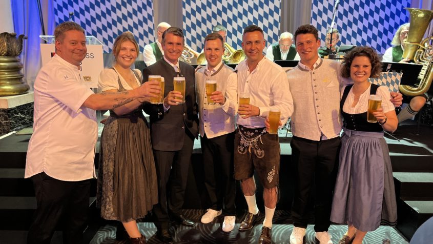 Gruppenbild unter anderem mit Europaminister Eric Beißwenger (3. von links) und der Leiterin des Büro des Freistaats Bayern im Vereinigten Königreich, Anna Katharina Schennach (rechts), beim Oktoberfestabend.