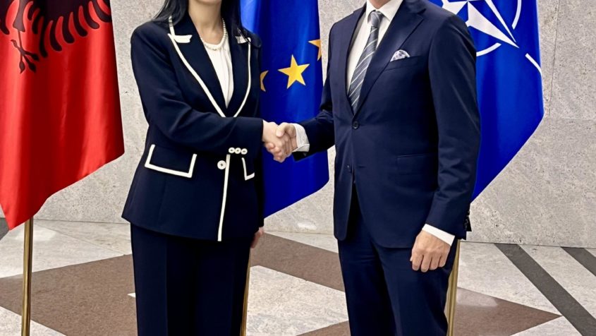 Die stellvertretende Außenministerin der Republik Albanien, Megi Fino (links), empfängt Europaminister Eric Beißwenger (rechts), zum Gespräch.
