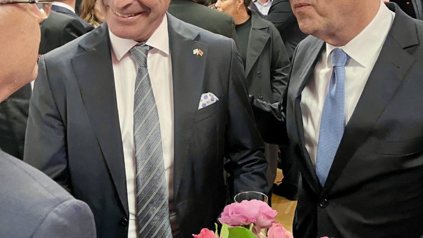 Empfang anlässlich des Tages der Deutschen Einheit in der Deutschen Botschaft in Tirana: Europaminister Eric Beißwenger und der deutsche Botschafter Karl Bergner im Gespräch mit weiteren Gästen.