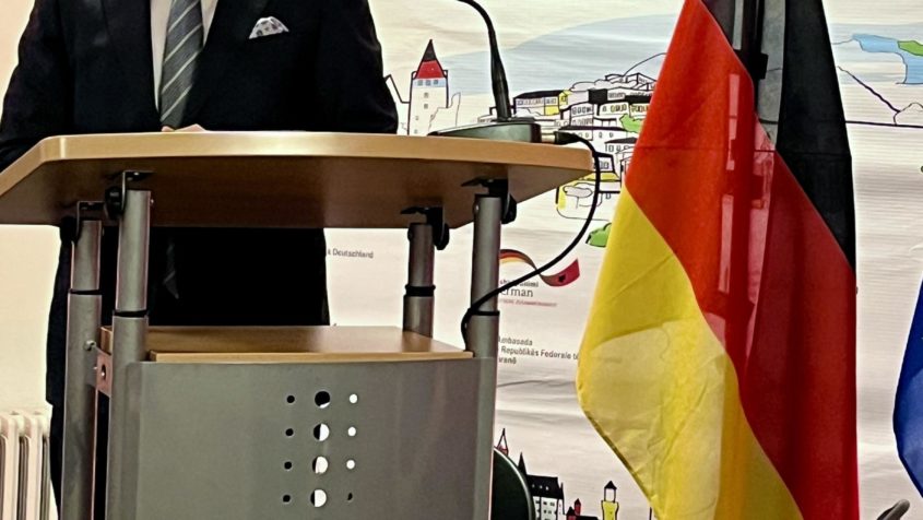 "Der 3. Oktober ist für uns nicht nur Tag der Deutschen Einheit, sondern auch ein Bekenntnis zu einem geeinten Europa , in dem Frieden, Freiheit und Demokratie die Grundlage unseres Zusammenlebens sind. Gerade jetzt braucht Europa Zusammenhalt nach innen und Stärke nach außen." - Europaminister Eric Beißwenger.