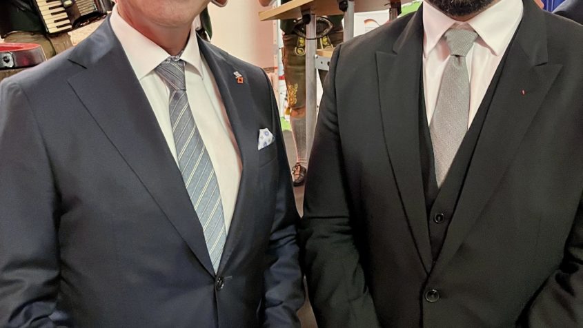 "Gerade für Bayern bedeutet der 3. Oktober offene Grenzen zu unseren Nachbarn in Osteuropa und damit neue Chancen für die Zusammenarbeit, die wir bis heute intensiv pflegen. In Tirana zu feiern, ist für uns Bayern dabei besonders schön. Denn die Freundschaft zwischen Bayern und Albanien reicht sogar schon weiter zurück als die deutsche Einheit." - Europaminister Eric Beißwenger.