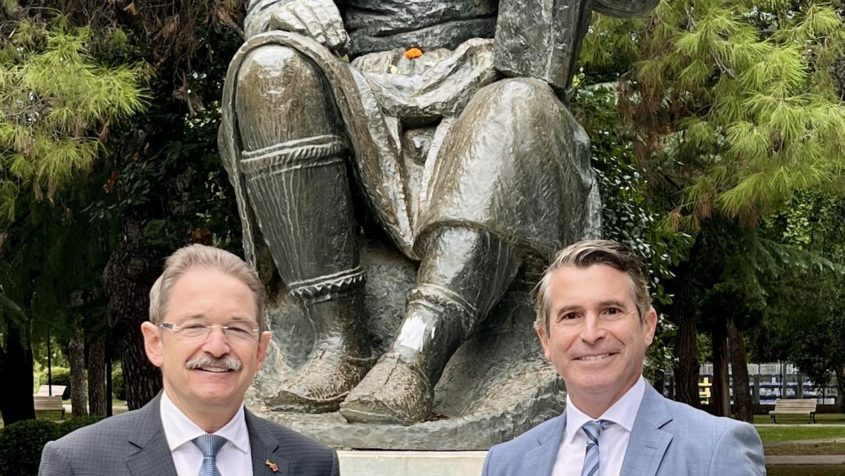 Der deutsche Botschafter Peter Felten (links) und Europaminister Eric Beißwenger (rechts) in Podgorica, der Hauptstadt von Montenegro.
