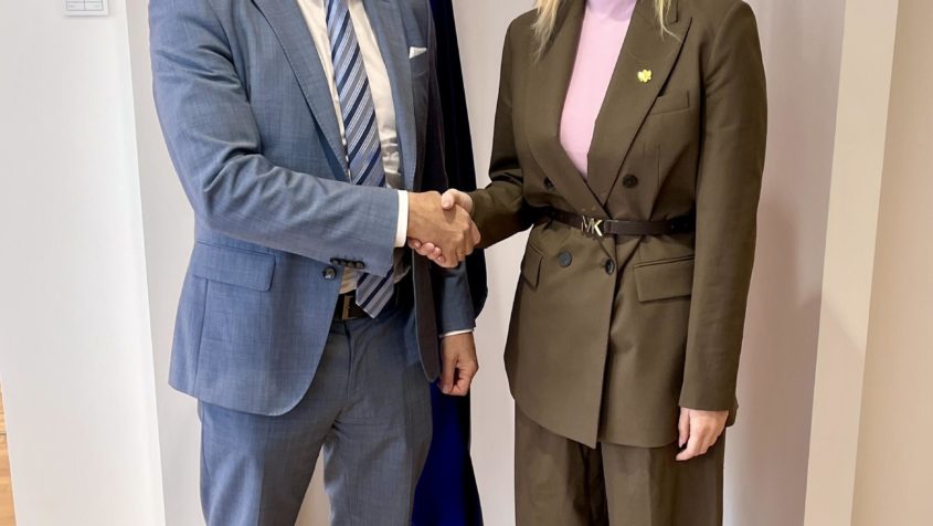 Europaminister Eric Beißwenger (links) trifft die Ministerin für europäische Angelegenheiten von Montenegro, Maida Gorčević (rechts). zum Gespräch.
