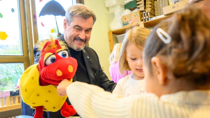 251028_Kita-Besuch in Augsburg_FR_3 Bei seinem Besuch nimmt Ministerpräsident Dr. Markus Söder ...