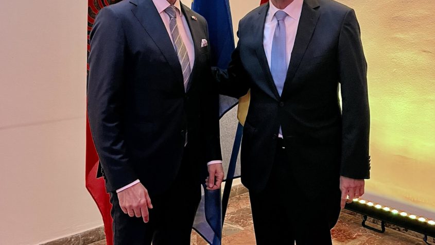 Europaminister Eric Beißwenger (links) und der deutsche Botschafter in Tirana, Karl Bergner (rechts).