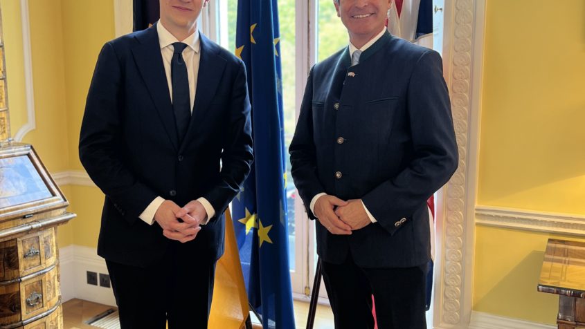 Der Gesandte und stellvertretende Botschafter an der Deutschen Botschaft in London, Christian Doktor (links), empfängt Europaminister Eric Beißwenger (rechts) in der Residenz der deutschen Botschafterin.