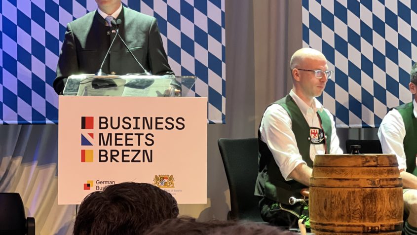 Europaminister Eric Beißwenger hält beim Oktoberfestabend eine Rede.