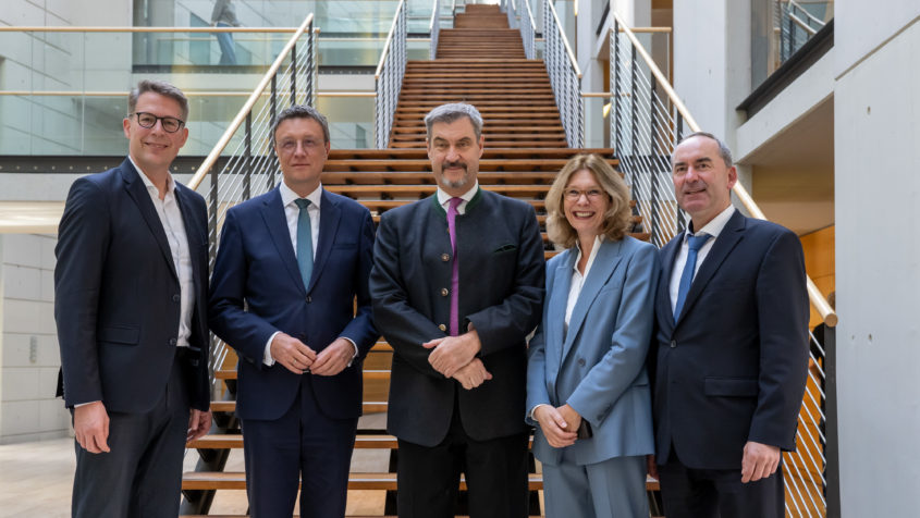 Wissenschaftsminister Markus Blume, der Präsident der Max-Planck-Gesellschaft, Prof. Dr. Patrick Cramer, Ministerpräsident Dr. Markus Söder, die Generalsekretärin der Max-Planck-Gesellschaft, Dr. Simone Schwanitz, und Wirtschaftsminister Hubert Aiwanger (v.l.n.r.).