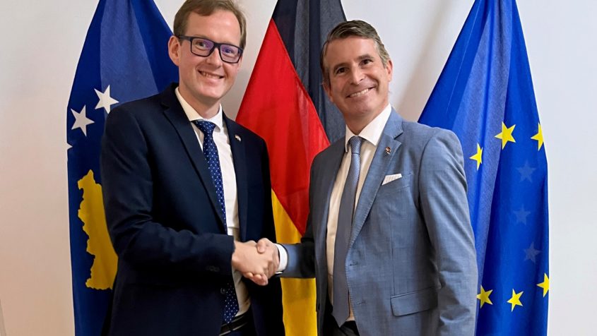 Kurzes Briefing in der deutschen Botschaft in Pristina: Ständiger Vertreter Christian Böttcher und Europaminister Eric Beißwenger.