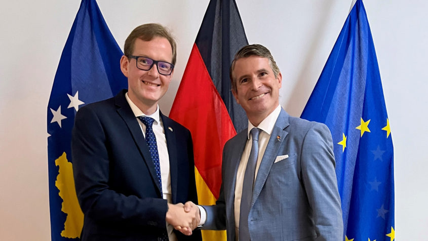 Kurzes Briefing in der deutschen Botschaft in Pristina: Ständiger Vertreter Christian Böttcher und Europaminister Eric Beißwenger.