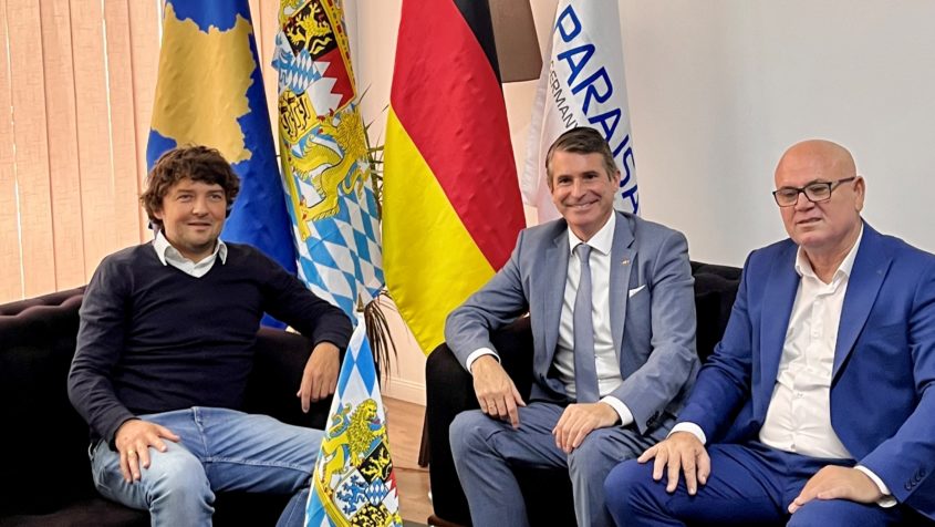 Besuch der kosovarischen Niederlassung des bayerischen Unternehmens CB Tec Parajsa: Europaminister Eric Beißwenger (Mitte) trifft unter anderem den Geschäftsführer und Inhaber Thomas Keidler (links).