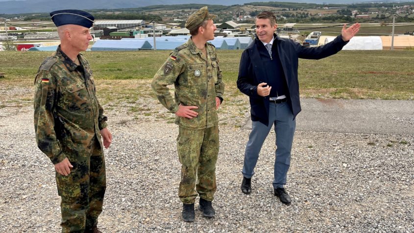Europaminister Eric Beißwenger besucht das deutsche KFOR-Kontingents in Camp Bondsteel.