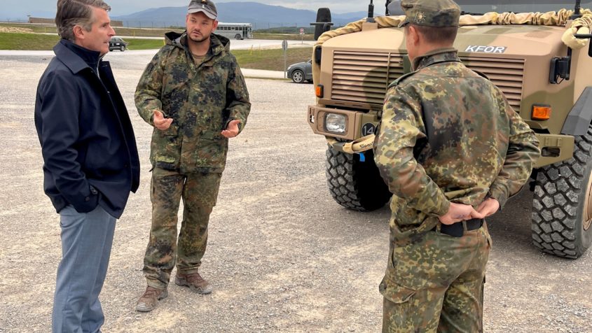 Im Gespräch: Europaminister Eric Beißwenger mit Soldaten des deutschen KFOR-Kontingents in Camp Bondsteel.