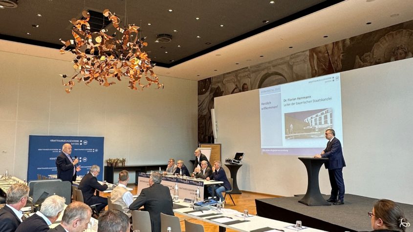 "Aber die Branche steht vor Herausforderungen: Es fehlt an Fachpersonal, beim Neuwagenhandel herrscht Zurückhaltung und die Transformation erzeugt neue Anforderungen. Umso erfreulicher ist es, dass die Betriebe weiter stark in Ausbildung und Qualifizierung investieren. Gerade im ländlichen Raum bietet das Kfz-Gewerbe berufliche Perspektiven und zukunftsfähige Arbeitsplätze." - Staatsminister Dr. Florian Herrmann. © Verband des Kraftfahrzeuggewerbes Bayern e.V.