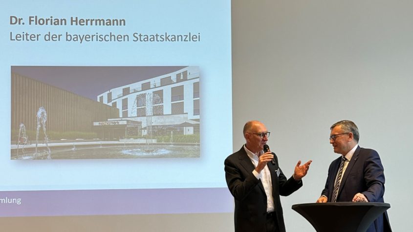 Staatsminister Dr. Florian Herrmann: "Das Kfz-Gewerbe ist eine der tragenden Säulen des bayerischen Mittelstands und wichtiger Leistungsträger für den Automobilstandort Bayern! Die rund 7.000 Kfz-Innungsbetriebe aus Handel und Handwerk im Freistaat sorgen dafür, dass die individuelle Mobilität auch morgen gesichert ist." © Verband des Kraftfahrzeuggewerbes Bayern e.V.