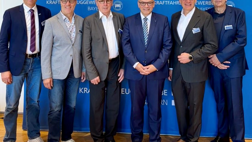 Gruppenbild beim Verbandstag des Kraftfahrzeuggewerbes Bayern e.V. in Würzburg (v.l.n.r.): Der Obermeister der Kfz-Innung Unterfranken Roland Hoier, der stellvertretende Landesinnungsmeister und Vorsitzende der Kfz-Innung Oberpfalz Rudolf Angerer, der Vizepräsident und Vertreter der Fachgruppe Freie Werkstätten Johann Bader sen., Staatsminister Dr. Florian Herrmann, der Präsident und Landesinnungsmeister Günter Friedl, der Vizepräsident und Obermeister der Kfz-Innung Mittelfranken Karl Heinz Breitschwert jun. © Verband des Kraftfahrzeuggewerbes Bayern e.V.