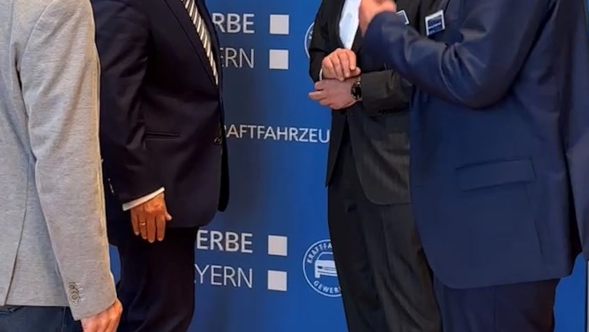 Im Gespräch (v.l.n.r.): Der stellvertretende Landesinnungsmeister und Vorsitzende der Kfz-Innung Oberpfalz Rudolf Angerer, Staatsminister Dr. Florian Herrmann, der Präsident und Landesinnungsmeister Günter Friedl, der Vizepräsident und Obermeister der Kfz-Innung Mittelfranken Karl Heinz Breitschwert jun. © Verband des Kraftfahrzeuggewerbes Bayern e.V.