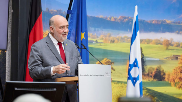 Feierstunde zur Ehrung von zwei Gerechten unter den Völkern aufgenommen am 17.10.2025 in der Bayerischen Vertretung in Berlin. Copyright: Bayerische Staatskanzlei. Fotograf: Marc Beckmann, marcbeckmann.com, +49 (0) 170 20 48 427. Nutzungshinweis: Diese Terminfotos sind nur zur redaktionellen Verwendung bestimmt. Falls eine andere Verwendung gewünscht wird, kontaktieren Sie bitte presse-berlin@stk.bayern.de