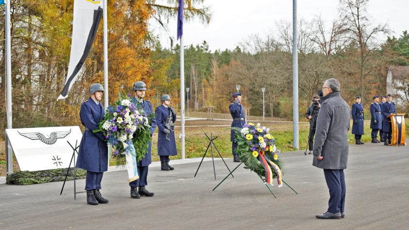 Staatsminister Dr. Florian Herrmann während der Totenehrung der Luftwaffe der Bundeswehr in Roth anlässlich des Volkstrauertages. © Offizierschule der Luftwaffe Roth/Natalie Moßhammer