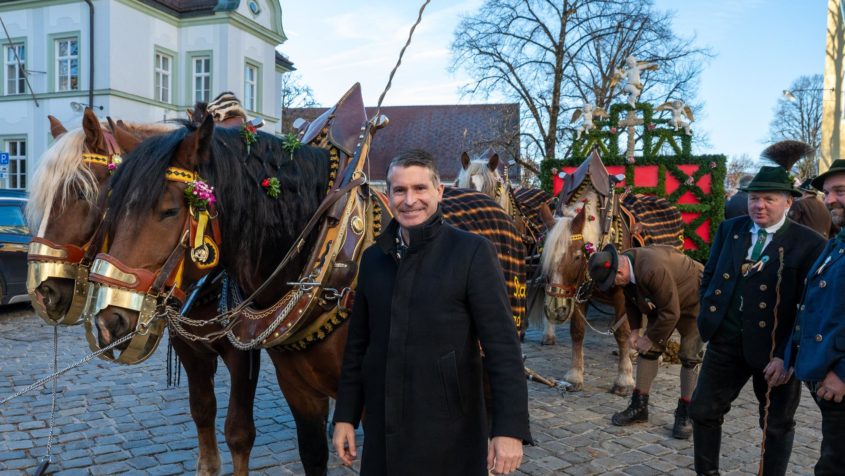 Europaminister Eric Beißwenger besucht die 170. Tölzer Leonhardifahrt in Bad Tölz.