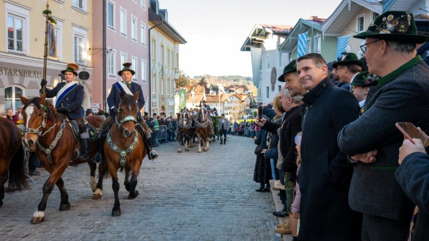 In der Marktstraße in Bad Tölz schaut Europaminister Eric ...