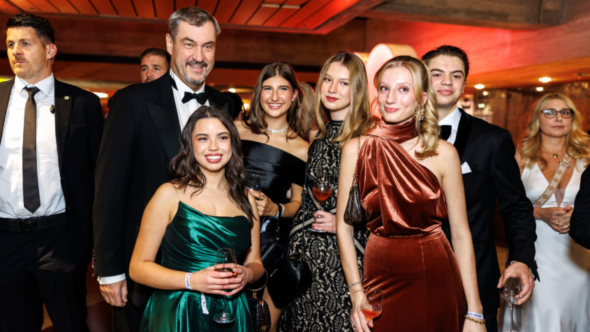 Gruppenbild mit Ministerpräsident Dr. Markus Söder und weiteren Gästen des Augsburger Presseballs.