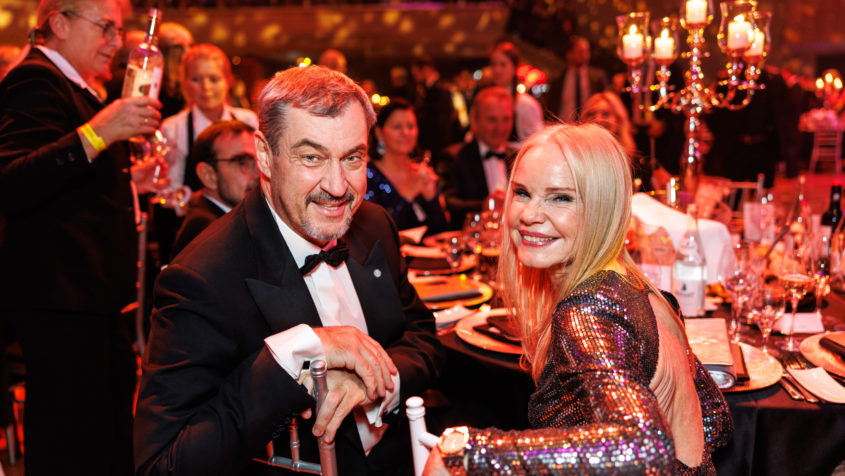 Ministerpräsident Dr. Markus Söder (links) und die Herausgeberin der Augsburger Allgemeinen, Alexandra Holland (rechts), beim 51. Augsburger Presseball.