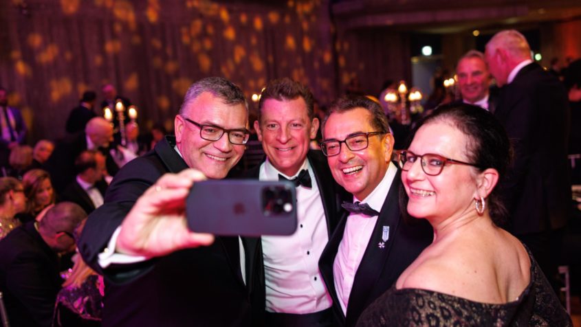 Gruppenbild unter anderem mit Staatskanzleiminister Dr. Florian ...