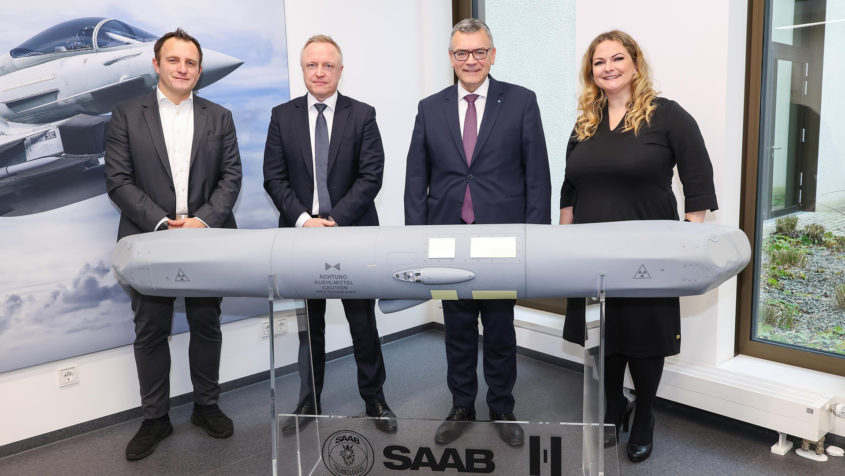 Der Deputy CEO und COO der Saab Deutschland GmbH, Dr. Alban Ferizi, der Deputy CEO der Saab Deutschland GmbH, Matthias Amthor, Staatsminister Dr. Florian Herrmann und die Vizepräsidentin und Head of Corporate Affairs der Saab Deutschland GmbH, Jessica Frömbgen (v.l.n.r.).