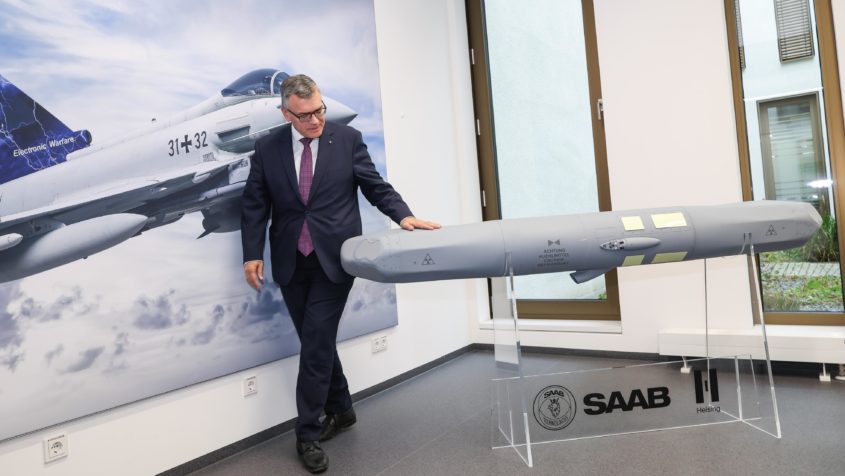 Staatsminister Dr. Florian Herrmann zu Besuch bei der Saab Deutschland ...