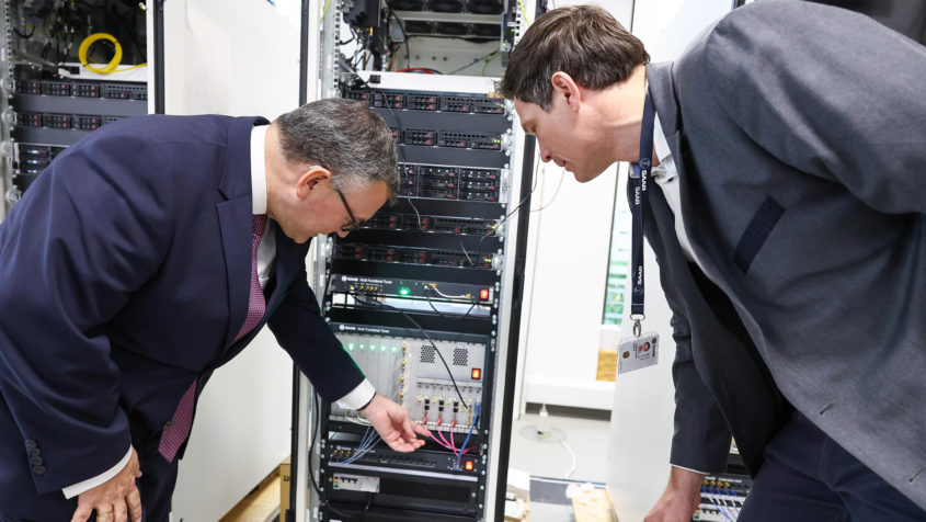 Der Head of Engineering der Saab Deutschland GmbH, Dr. Christoph ...