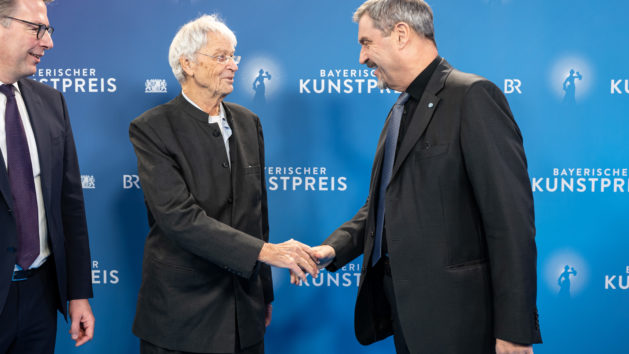 Ministerpr&auml;sident Dr. Markus S&ouml;der gratuliert Gerhard Polt zum Ehrenpreis des Bayerischen Ministerpr&auml;sidenten.