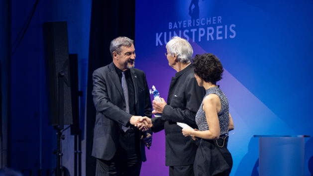 "Gerhard Polt leistet mit seiner Kunst und seinem Humor einen wichtigen gesellschaftlichen Beitrag. Die Freiheit der Kunst und Kultur ist wesentlicher Bestandteil unserer demokratischen Freiheit." - Ministerpr&auml;sident Dr. Markus S&ouml;der.