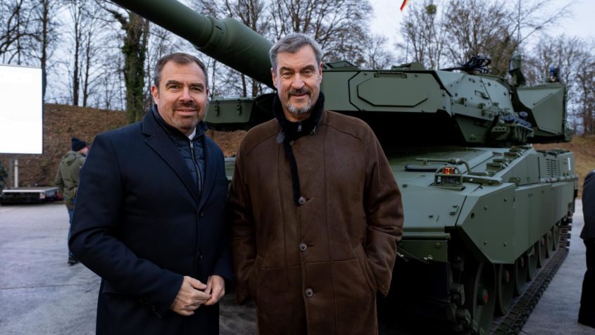 MdB Florian Hahn (links) und Ministerpräsident Dr. Markus Söder ...