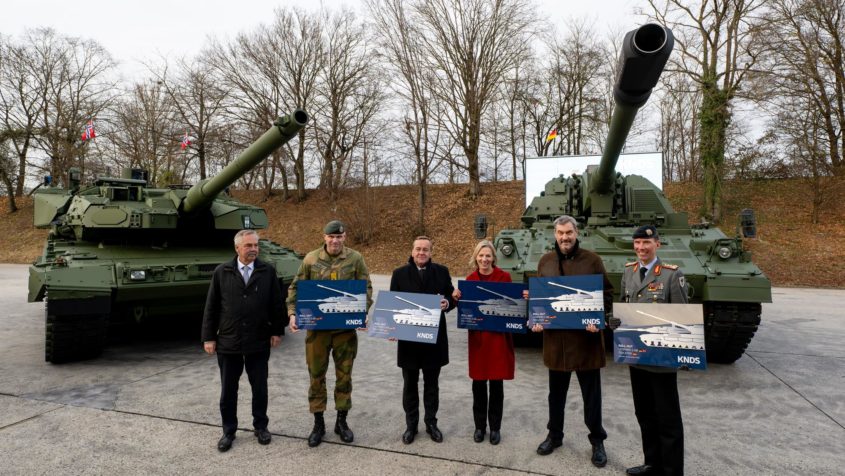 Gruppenbild unter anderem mit Bundesverteidigungsminister Boris ...