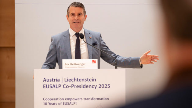 Bayerns Europaminister Eric Beißwenger wird 2026 den EUSALP-Vorsitz übernehmen. Er gibt deshalb einen Ausblick auf die bayerische Präsidentschaft. Bild: Land Tirol/Die Fotografen