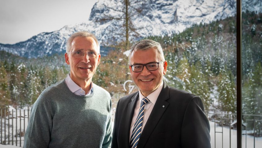 Der designierte Vorsitzende der M&uuml;nchner Sicherheitskonferenz, Jens Stoltenberg (links), und Staatsminister Dr. Florian Herrmann (rechts).