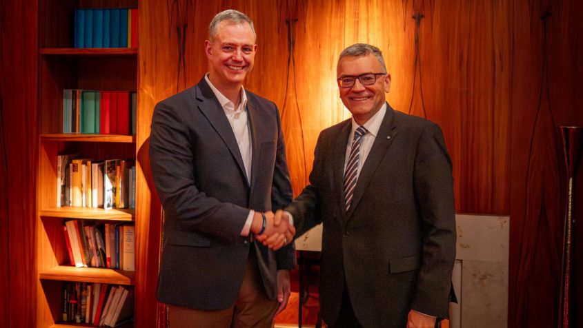 Der Kommandeur der ​U.S. European Command and NATO Supreme Allied commander Europe (SACEUR), General Alexus G. Grynkewich (links), und Staatsminister Dr. Florian Herrmann (rechts).