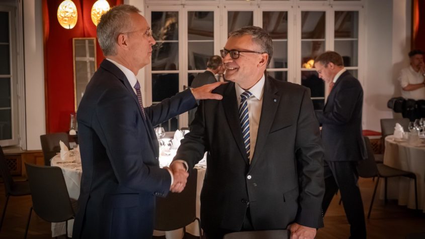 Staatsminister Dr. Florian Herrmann: "10 Jahre Munich Strategy Retreat auf Schloss Elmau &ndash; ein Jubil&auml;um mit Signalwirkung!&nbsp;Das Munich Strategy Retreat in Elmau hat sich in den vergangenen zehn Jahren zu einem unverzichtbaren Forum entwickelt. Es er&ouml;ffnet traditionell den Veranstaltungsreigen der MSC und setzt den Ton f&uuml;r die zentrale sicherheitspolitische Debatte des Jahres."