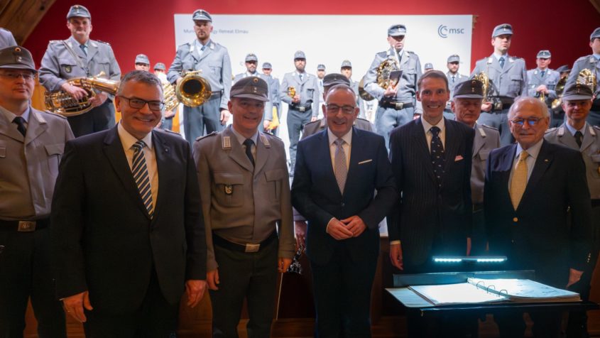 Gruppenbild unter anderem mit Staatsminister Dr. Florian Herrmann (2. von links), dem Generalinspekteur der Bundeswehr, General Carsten Breuer (Mitte), sowie dem Vorsitzenden der MSC und Pr&auml;sidenten des Stiftungsrats der M&uuml;nchner Sicherheitskonferenz, Botschafter a.D. Prof. Dr. Wolfgang Ischinger (rechts).