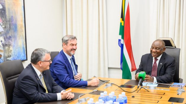 Im Gespräch (v.l.n.r.): Staatsminister Dr. Florian Herrmann, Ministerpräsident Dr. Markus Söder und der südafrikanische Präsident Cyril Ramaphosa.