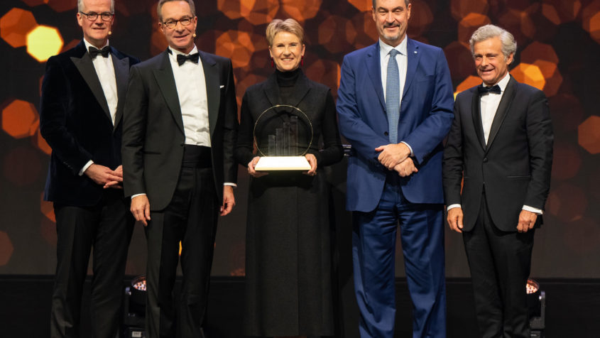 Gruppenbild bei der Verleihung "EY Entrepreneur Of The Year 2025" (v.l.n.r.): Dr. Henrik Ahlers (Vorsitzender der Geschäftsführung der EY Corporate Solutions GmbH & Co. KG), Stefan Heidbreder (Geschäftsführer der Stiftung Familienunternehmen und Politik), Ehrenpreisträgerin Dr. Susanne Klatten, Ministerpräsident Dr. Markus Söder und Philippe Oddo (Vorstandsvorsitzender und Geschäftsführender Gesellschafter, ODDO BHF SE).