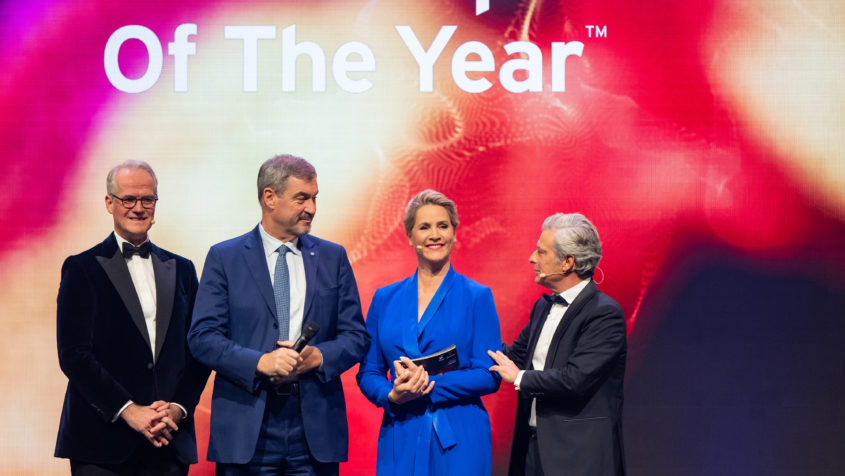 Der Vorsitzende der Geschäftsführung der EY Corporate Solutions GmbH & Co. KG, Dr. Henrik Ahlers, Ministerpräsident Dr. Markus Söder, Moderatorin Judith Rakers sowie der Vorstandsvorsitzende und Geschäftsführende Gesellschafter der ODDO BHF SE, Philippe Oddo (v.l.n.r.).